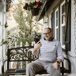 Дружба на відстані: Як підтримувати стосунки з друзями, які живуть далеко?
