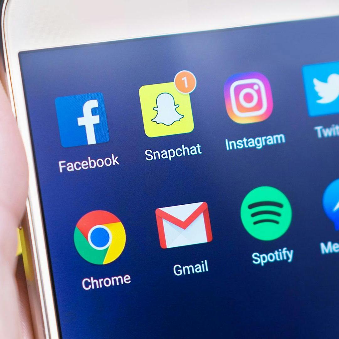 Вплив соціальних мереж на модні тренди: Як Instagram формує стиль